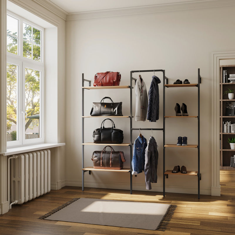 dressing ouvert dans la chambre à coucher pour accrocher les vêtements, ranger les chaussures et sacs à main sur des étagères