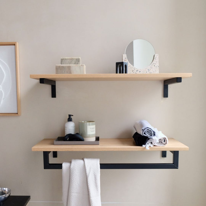 étagère chêne avec tringle minimaliste carrée noire pour suspendre les serviettes de bain