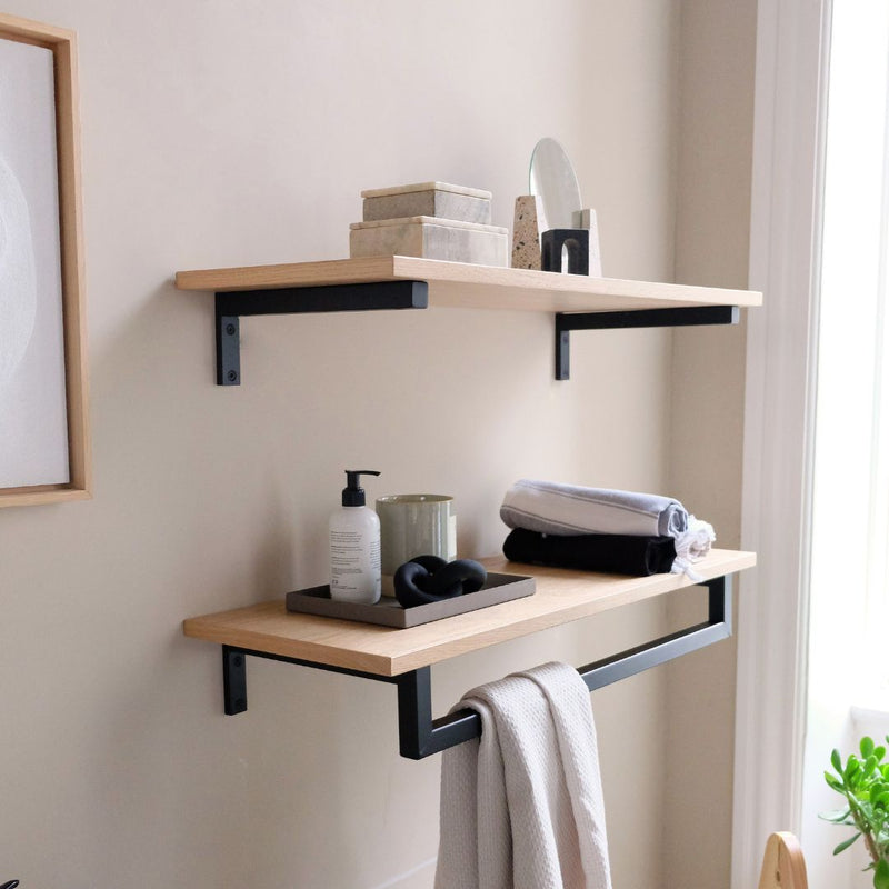 étagère chêne avec supports minimalistes carrés noir pour suspendre les serviettes de bain