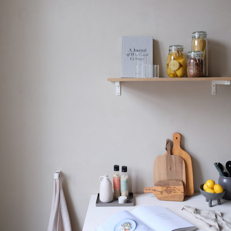 étagère chêne avec supports minimalistes carrés blancs pour une cuisine