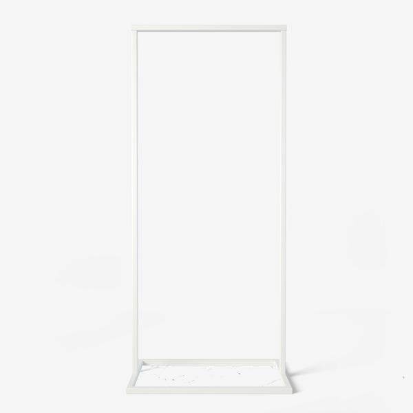 petit portant à vêtements minimaliste socle carré blanc mat pour une entrée