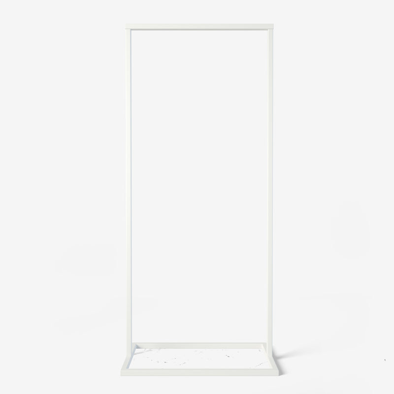 petit portant à vêtements minimaliste socle carré blanc mat pour une entrée