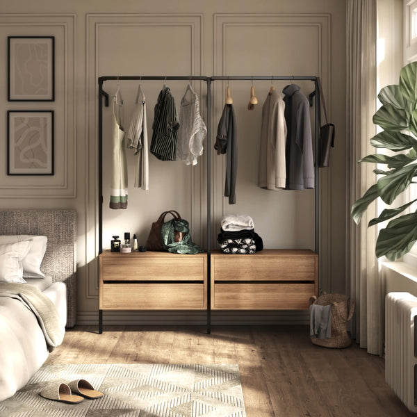 Magnifique dressing ouvert minimaliste avec tiroirs intégrés en chêne pour une chambre parentale