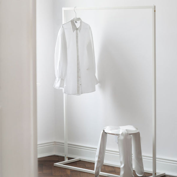 Portemanteau minimaliste blanc avec socle carré 