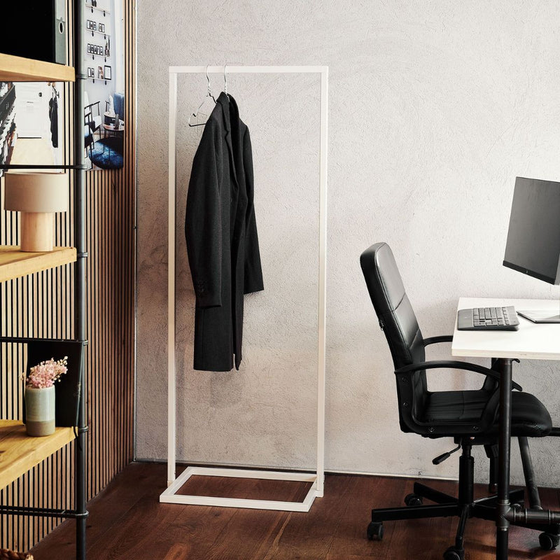 Portemanteau blanc avec socle carré pour un bureau