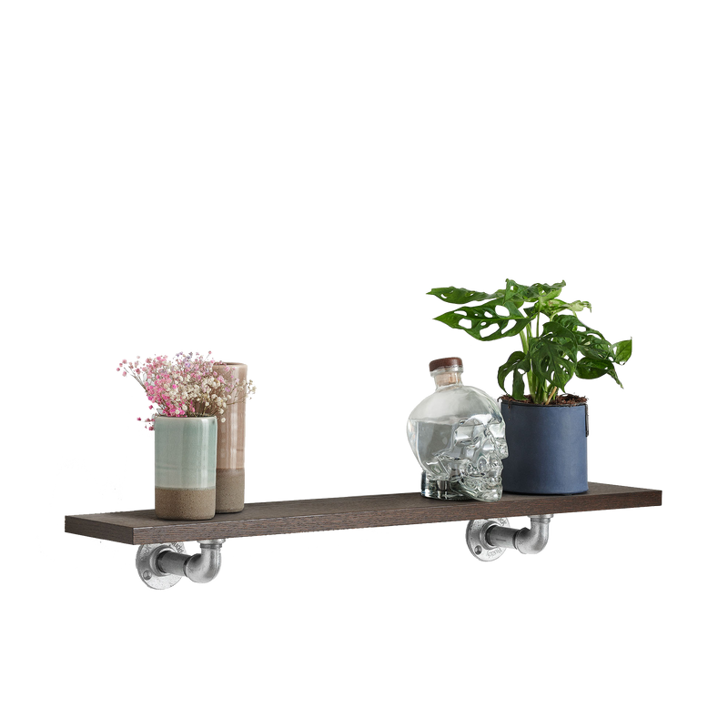 Petite étagère chêne fumé avec supports industriels argentés pour ranger tasses, verres, cadres, plantes, vases